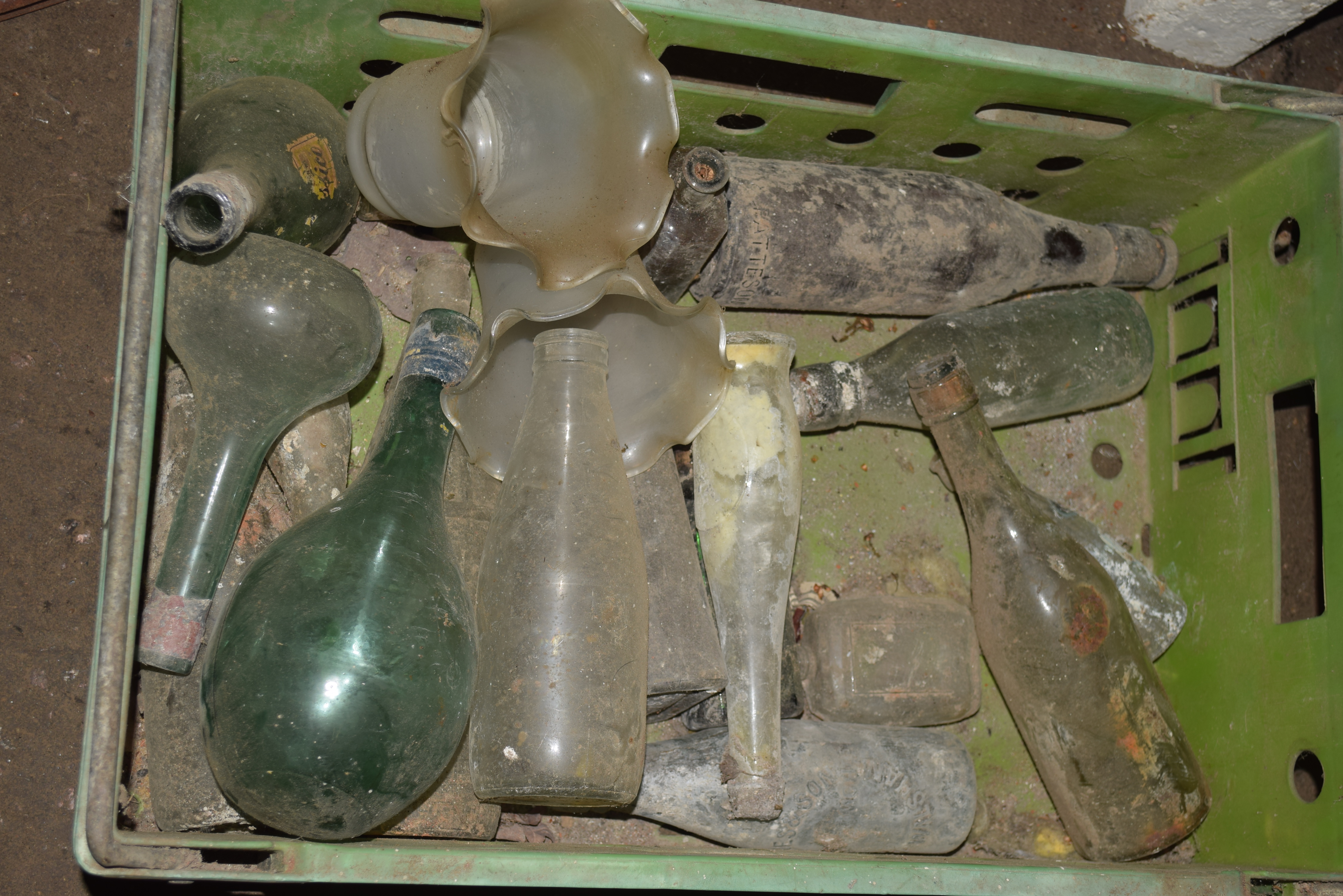 BOX CONTAINING VINTAGE GLASS BOTTLES ETC