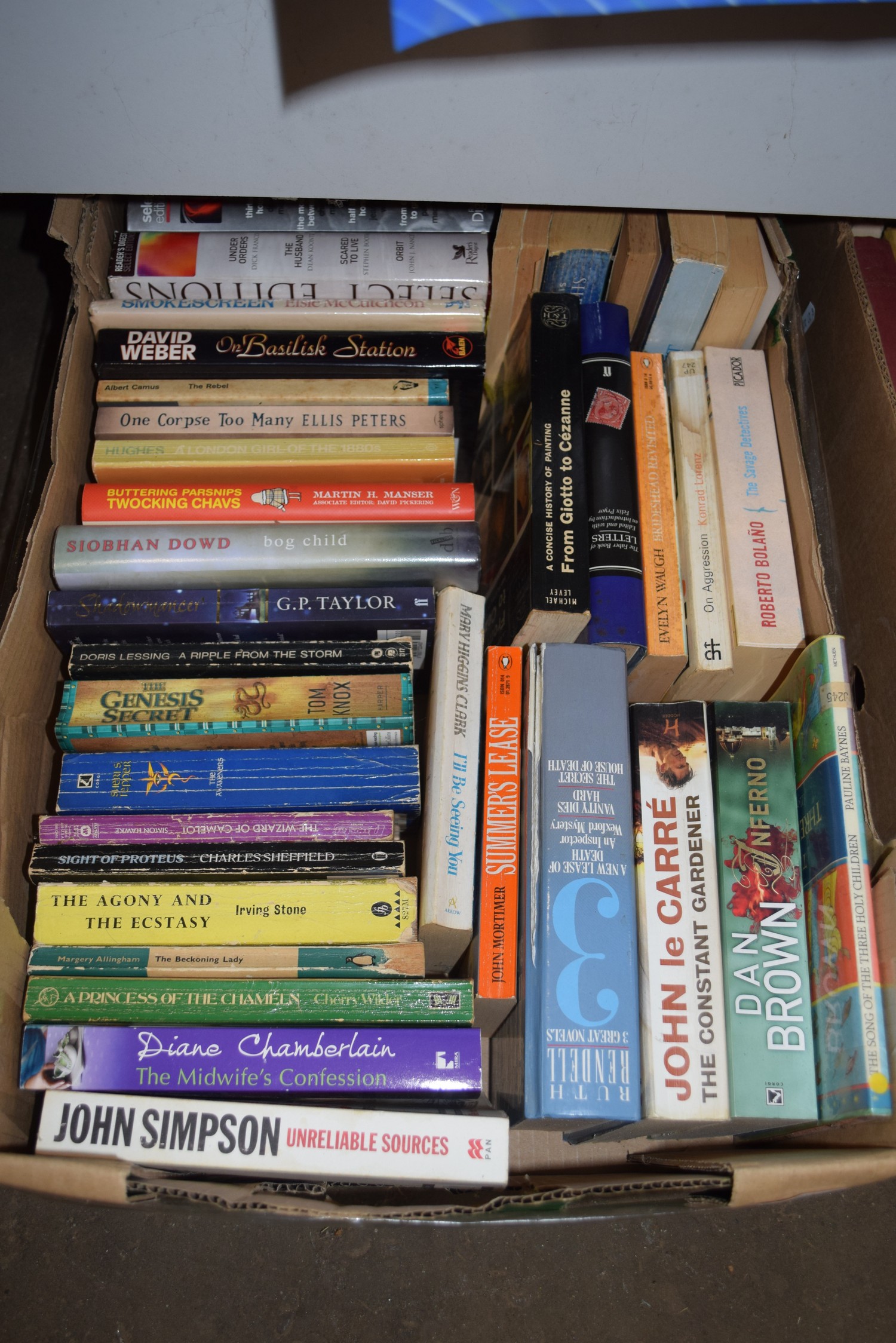 BOX CONTAINING MIXED BOOKS