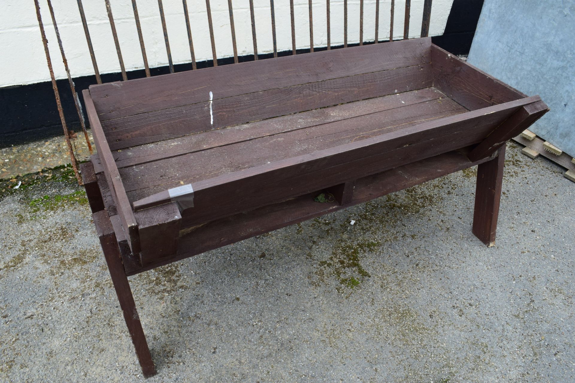 TIMBER PLANT TROUGH, WIDTH APPROX 135CM, HEIGHT 64CM