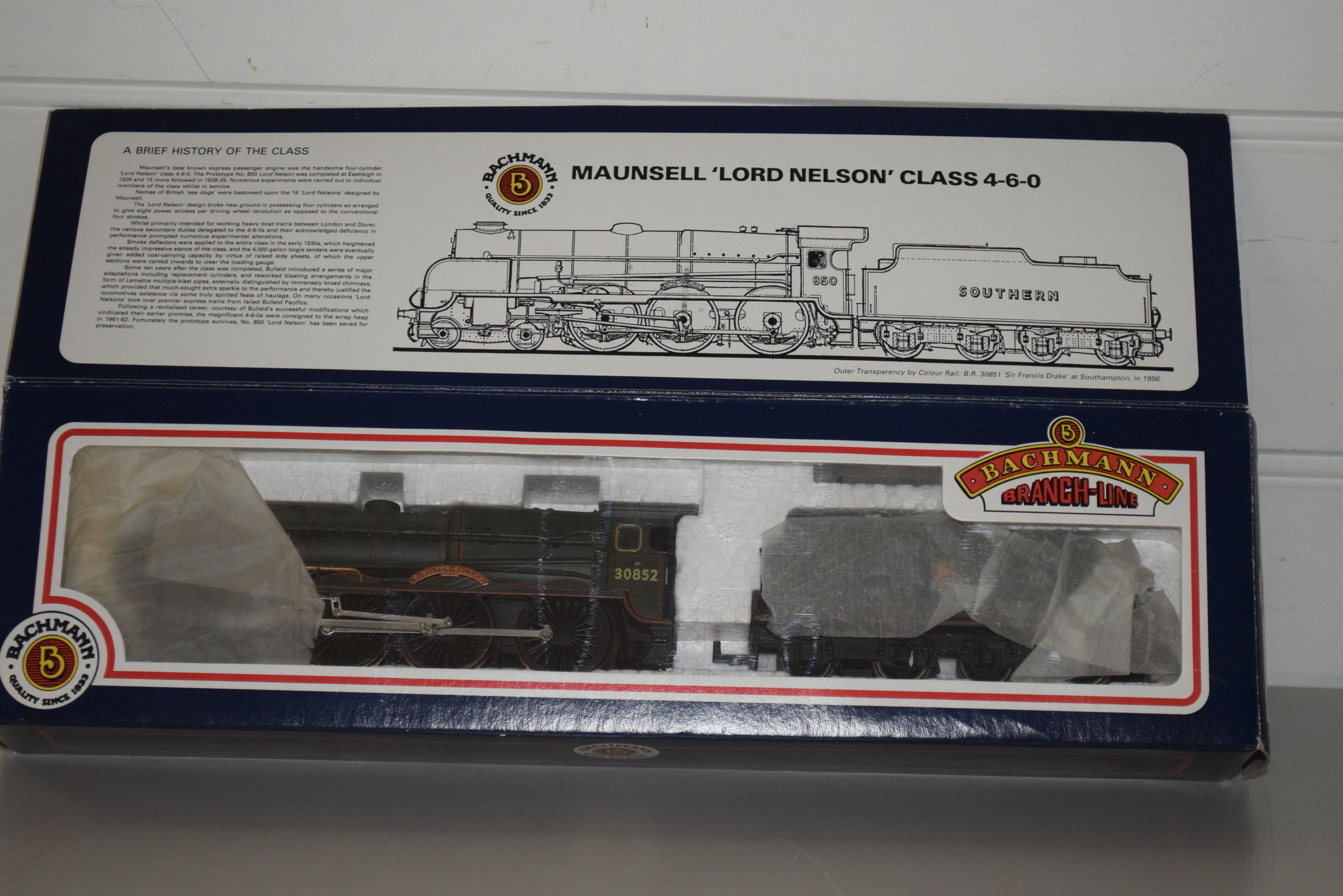 Boxed Bachmann 00 gauge 31-405 Lord Nelson "Sir Walter Raleigh", BR green No 30852 locomotive - Image 4 of 4