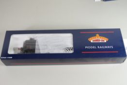 Boxed Bachmann 00 gauge 32-952A Standard class 4MT 2-6-0 BR2 tender, e-emblem, No 76079 locomotive