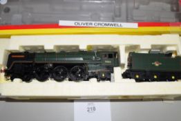 Boxed Hornby 00 gauge R2565 BR 4-6-2 Britannia class "Oliver Cromwell" locomotive, No 70013