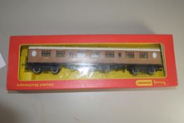 Boxed Hornby 00 gauge R745 LNER full third coach