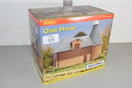 Boxed Hornby oast house no R8568