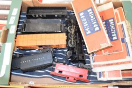 Post war American Lionel electric '0' gauge train set in very good condition comprising 1 x 2-6-2