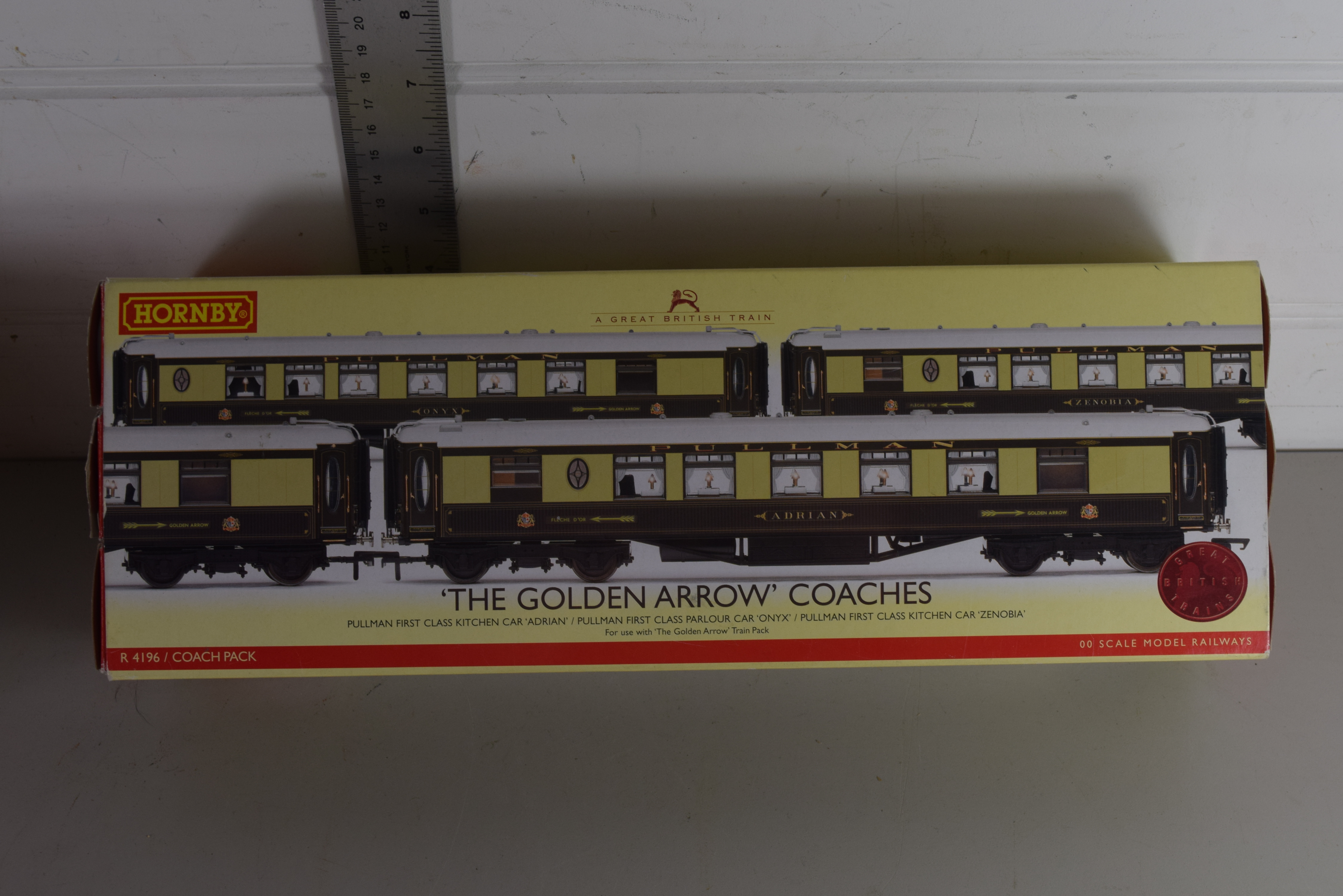 Boxed Hornby 00 gauge "The Golden Arrow" coaches set