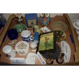 TRAY CONTAINING CERAMICS INCLUDING COMMEMORATIVE ITEMS AND A BANK OF ENGLAND CERAMIC MONEY BOX