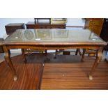SMALL REPRODUCTION GLASS TOP COFFEE TABLE, LENGTH APPROX 93CM