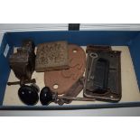 BOX CONTAINING VINTAGE KEY LOCKS AND PLATES