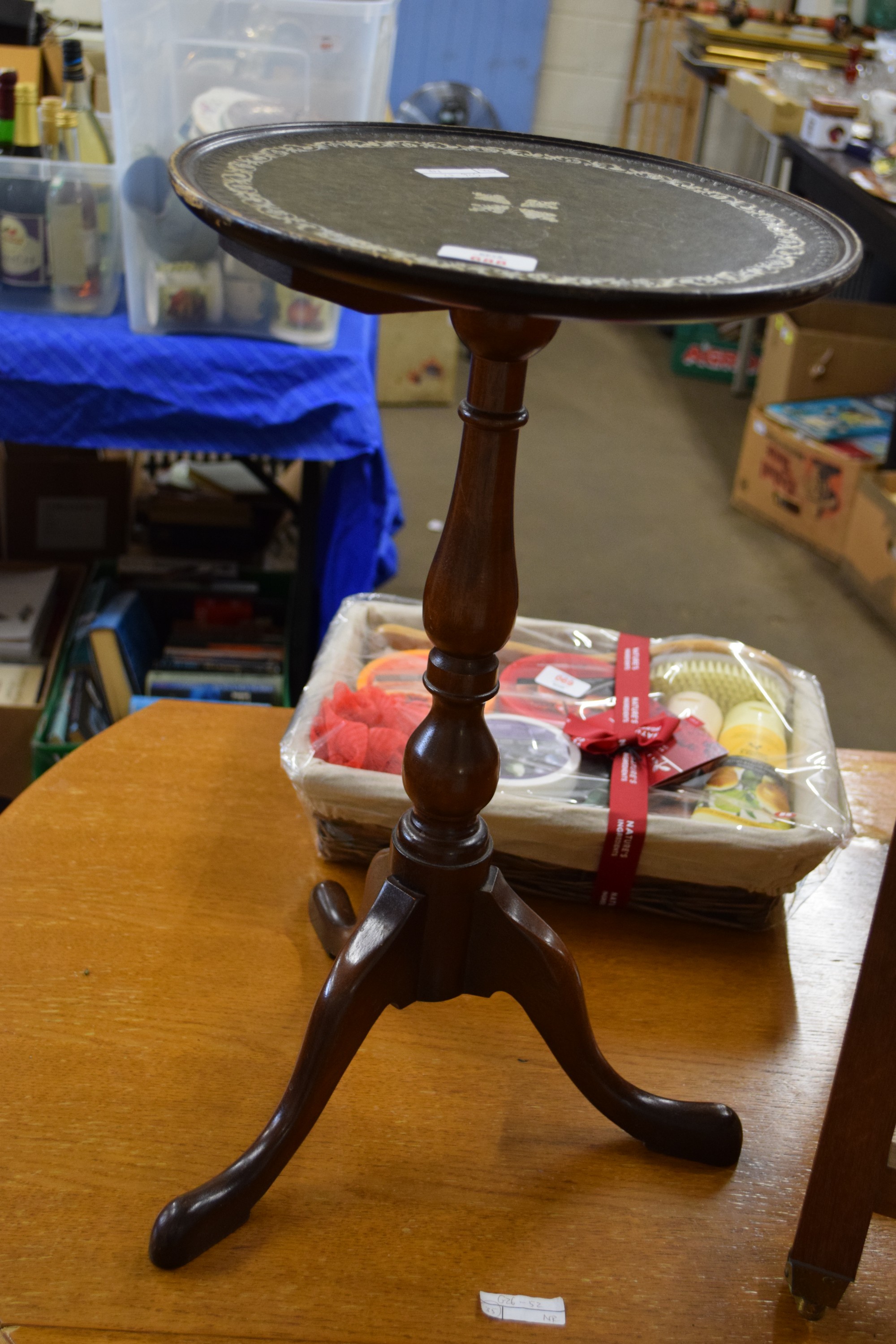 SMALL WINE TABLE, DIAM APPROX 31CM