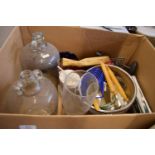 BOX CONTAINING MIXED KITCHEN WARES