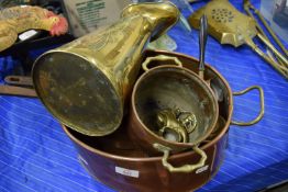 COPPER COOKING POT TOGETHER WITH VARIOUS OTHER COPPER AND BRASS ITEMS