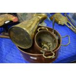 COPPER COOKING POT TOGETHER WITH VARIOUS OTHER COPPER AND BRASS ITEMS