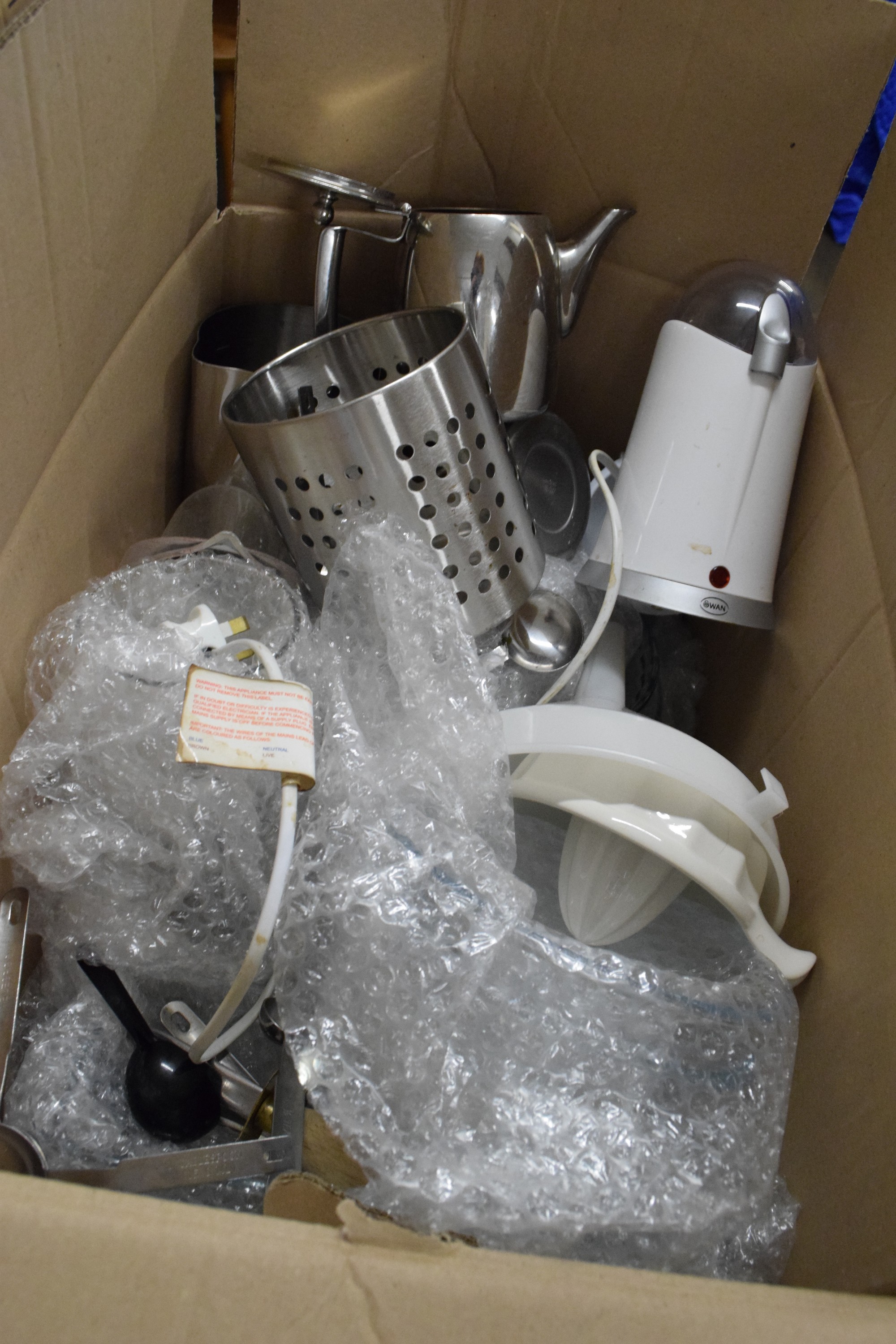 BOX OF KITCHEN WARES