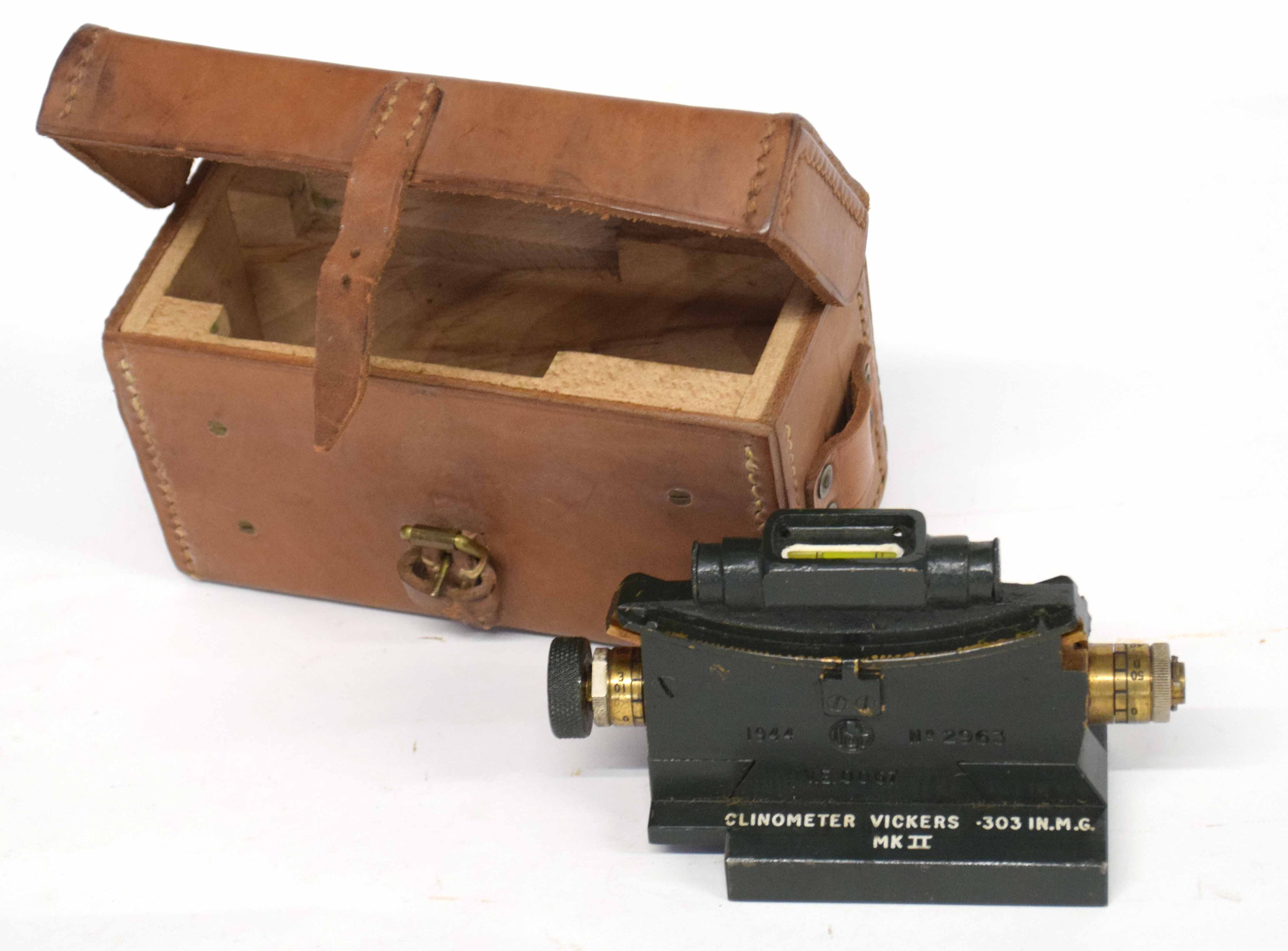 WWII 1944 dated Mk II Vickers machine gun clinometer in a 1945 dated leather case - Image 3 of 3