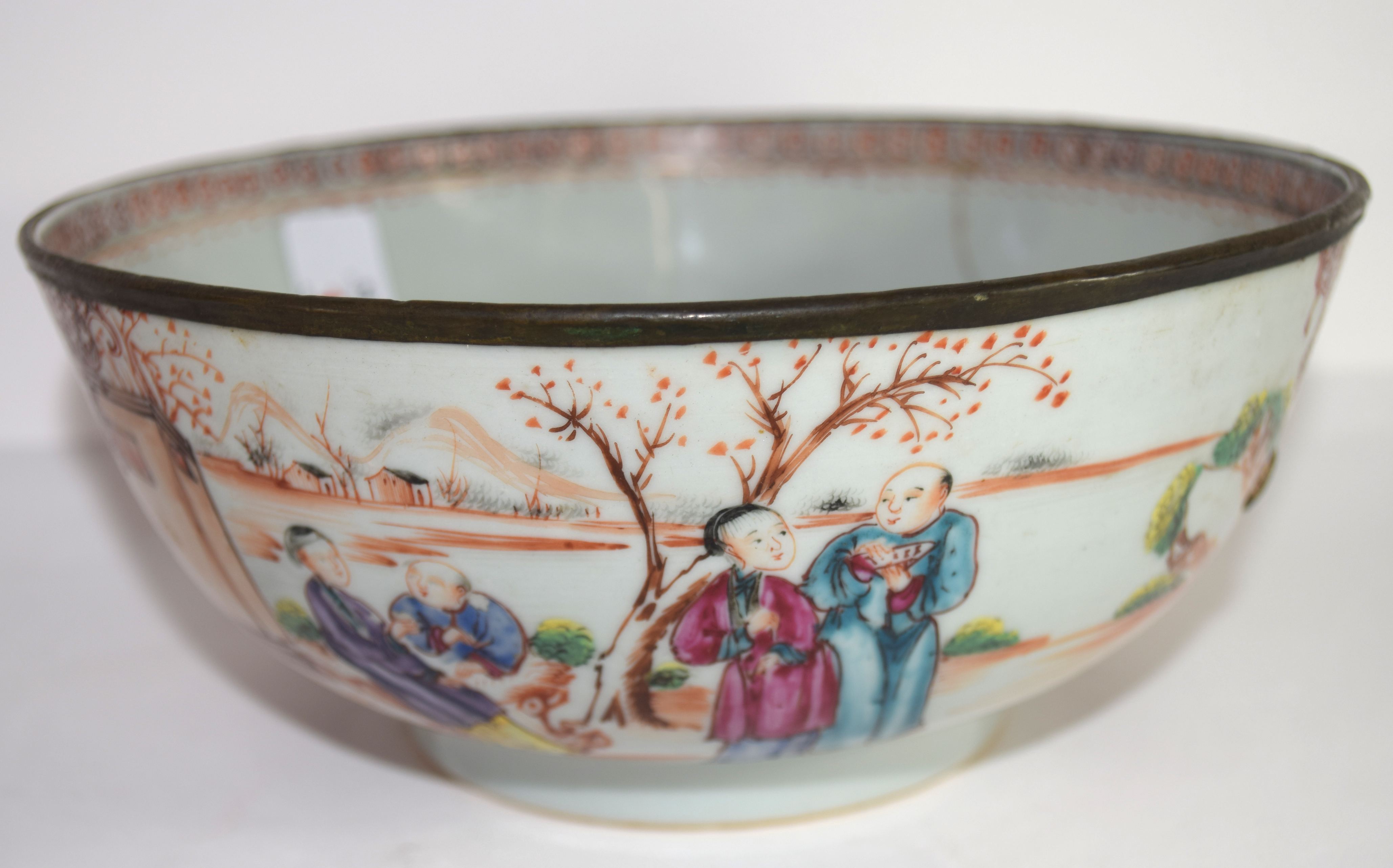 18th century Chinese porcelain bowl decorated in polychrome with Chinese figures, 20cm diam (old - Image 2 of 2