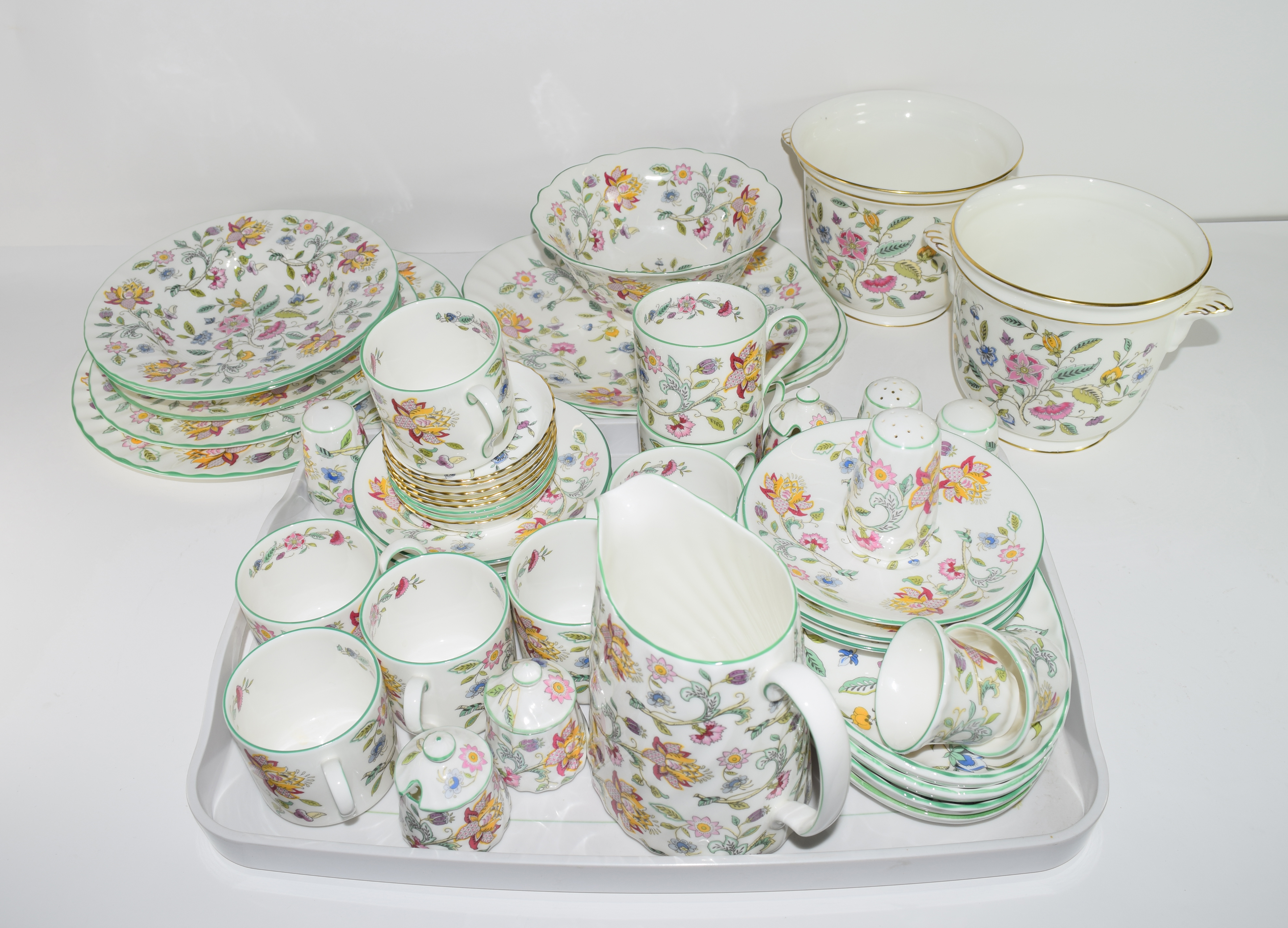 An extensive quantity of dinner and tea wares by Minton in the Haddon Hall pattern comprising 10 - Image 4 of 7