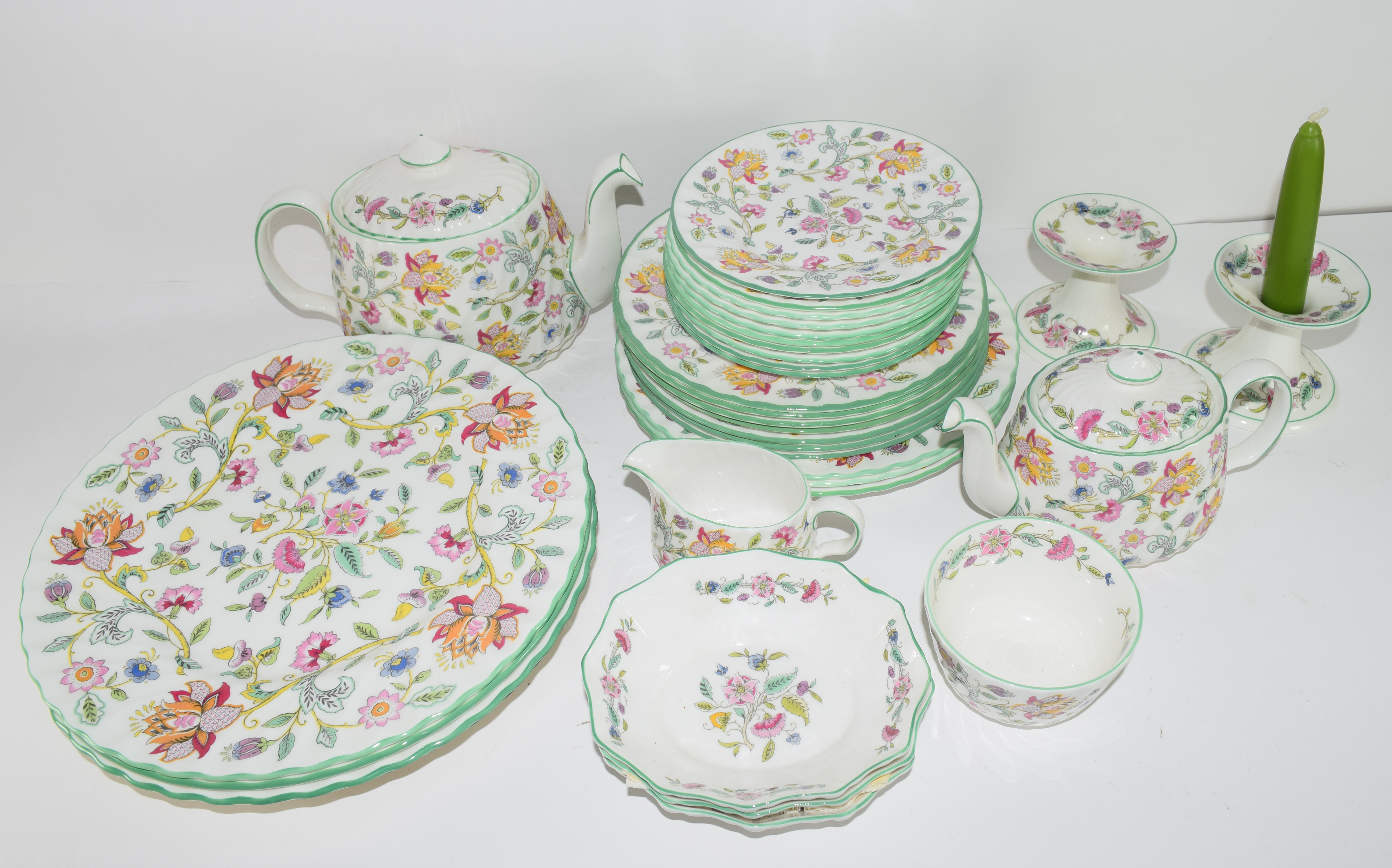 An extensive quantity of dinner and tea wares by Minton in the Haddon Hall pattern comprising 10 - Image 3 of 7