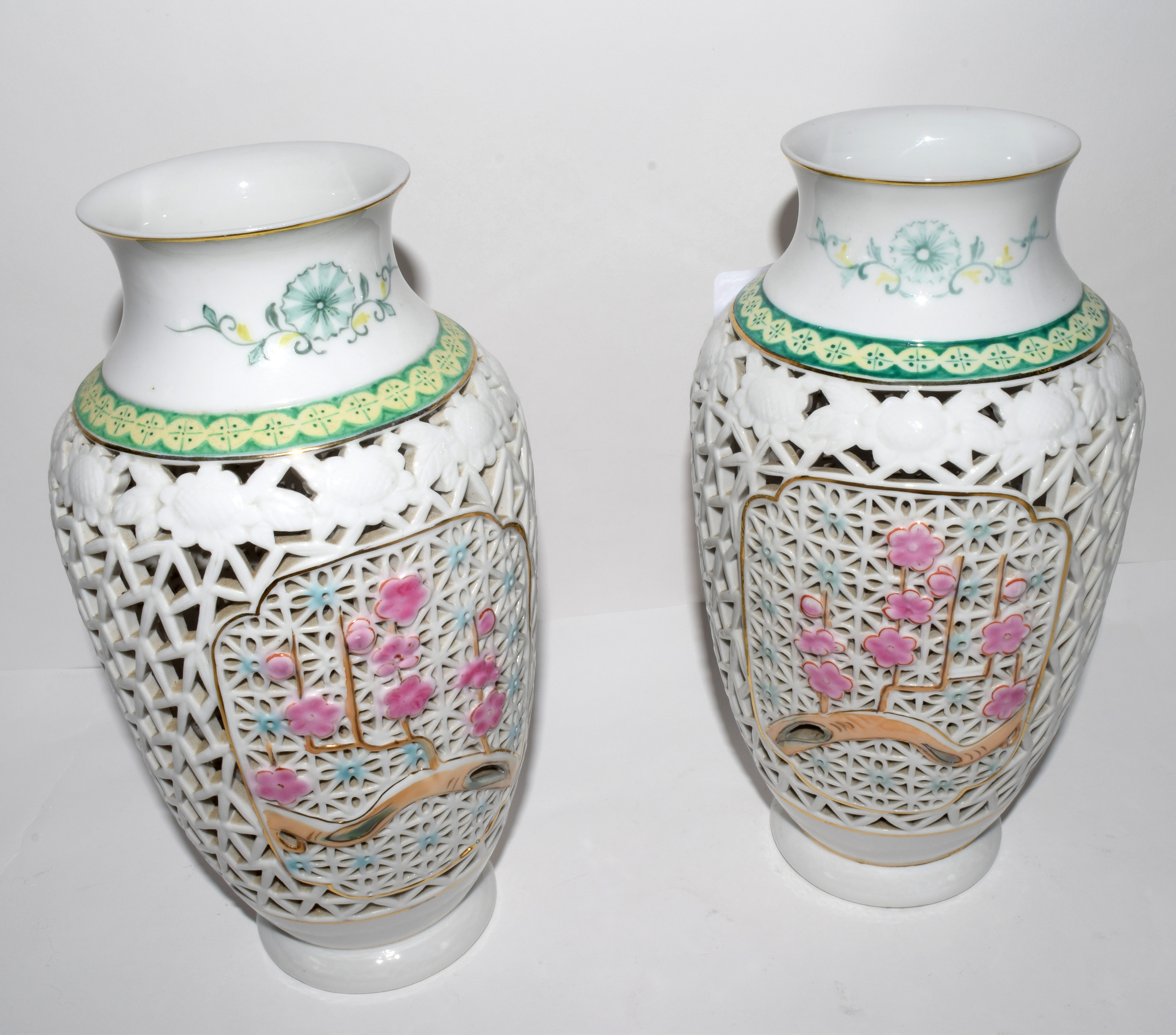 Modern pair of Oriental vases with a pierced design and pink flowers (2), 20cm high