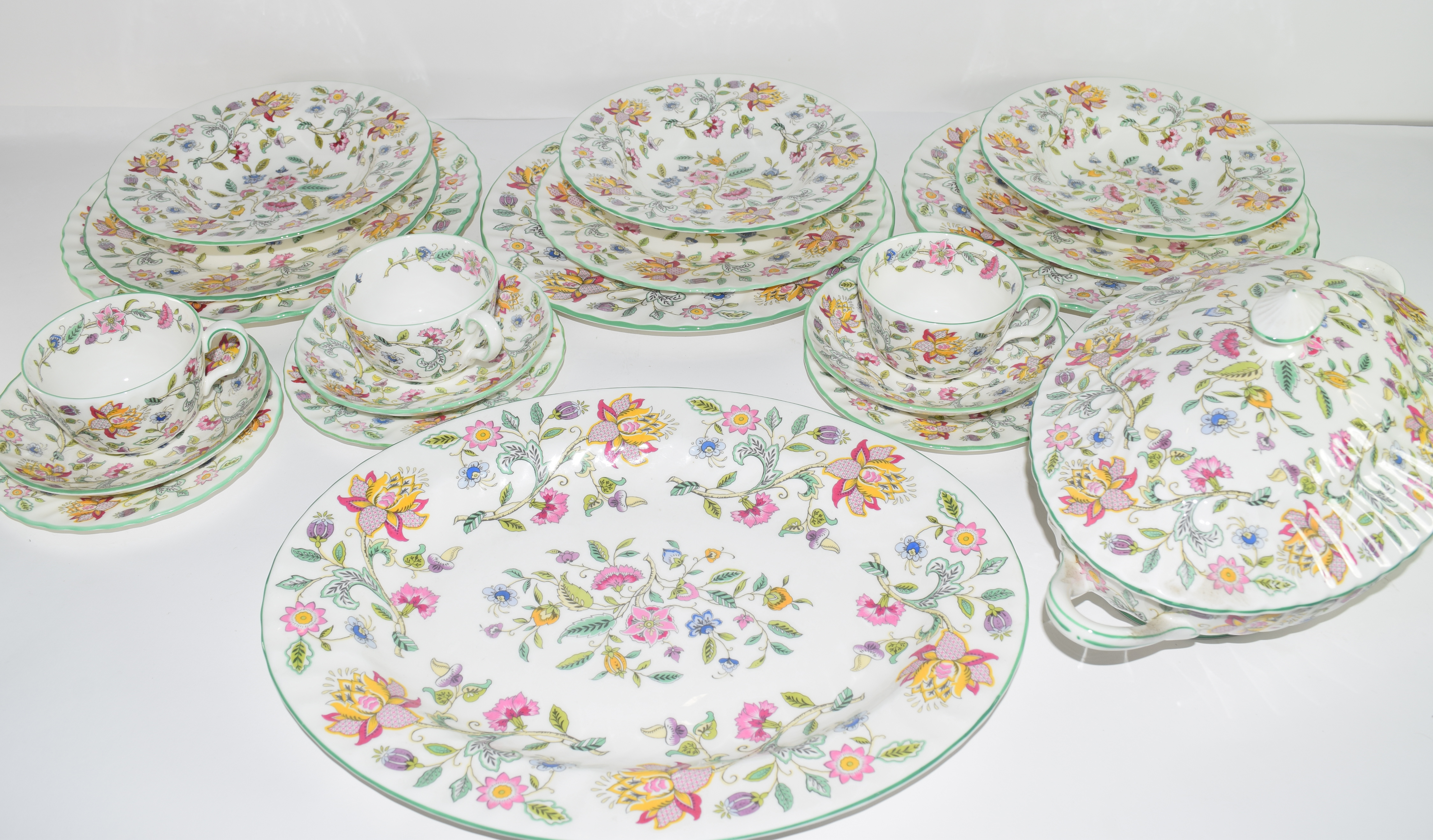 An extensive quantity of dinner and tea wares by Minton in the Haddon Hall pattern comprising 10 - Image 6 of 7