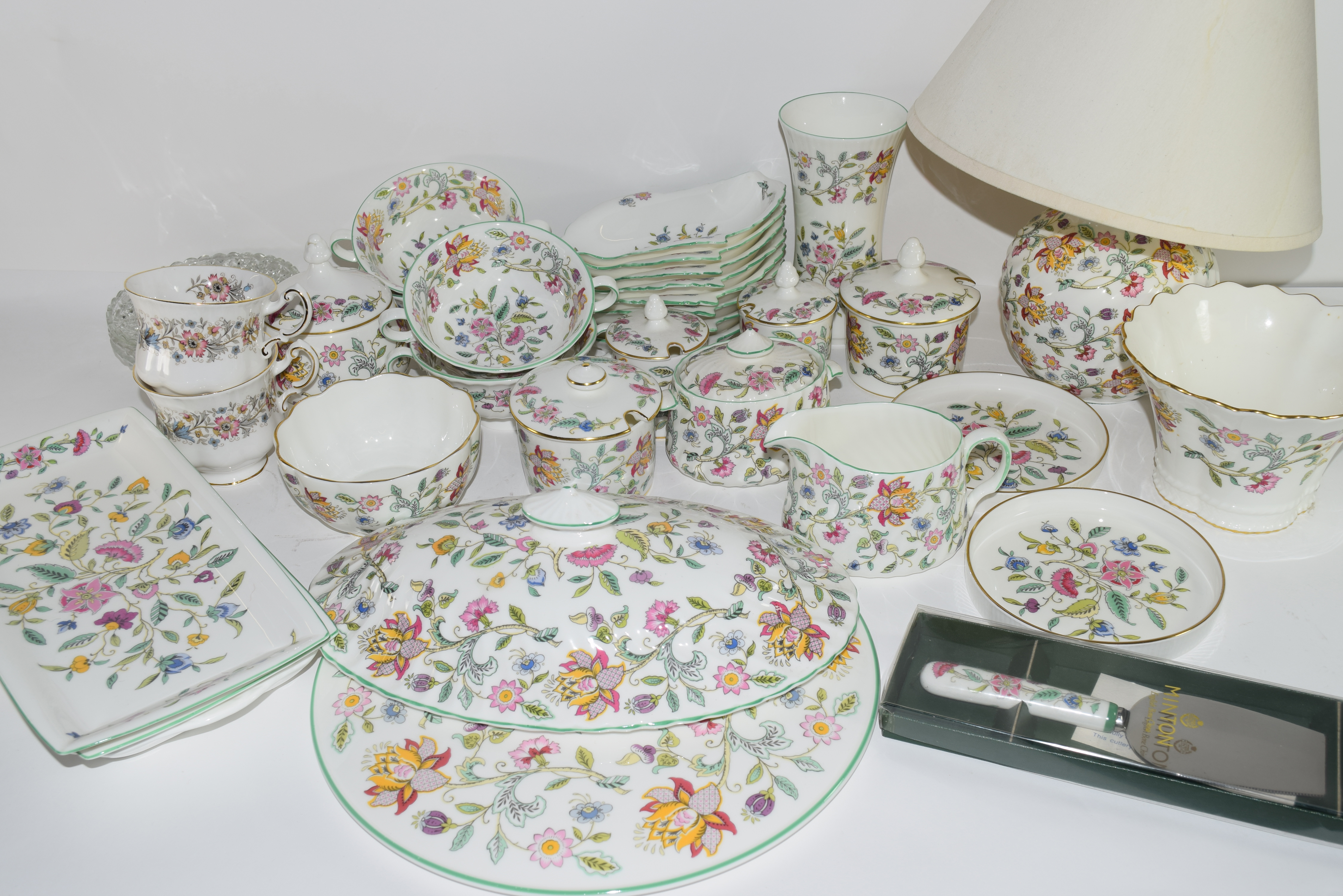 An extensive quantity of dinner and tea wares by Minton in the Haddon Hall pattern comprising 10 - Image 5 of 7