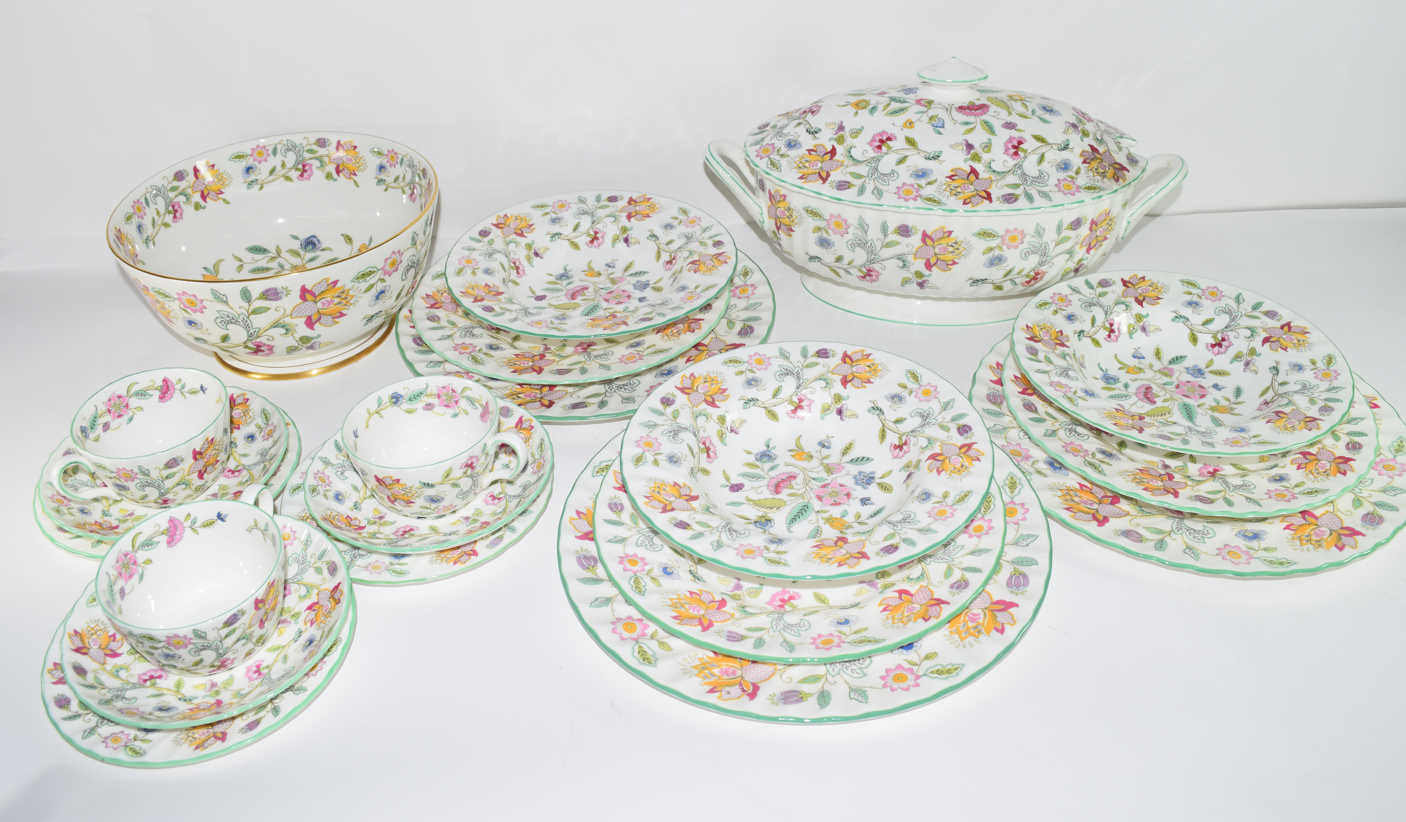 An extensive quantity of dinner and tea wares by Minton in the Haddon Hall pattern comprising 10 - Image 7 of 7