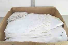 BOX CONTAINING VINTAGE LACE AND LINENS