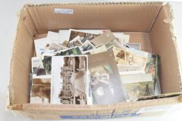 BOX CONTAINING VARIOUS VINTAGE BLACK AND WHITE AND COLOUR POSTCARDS