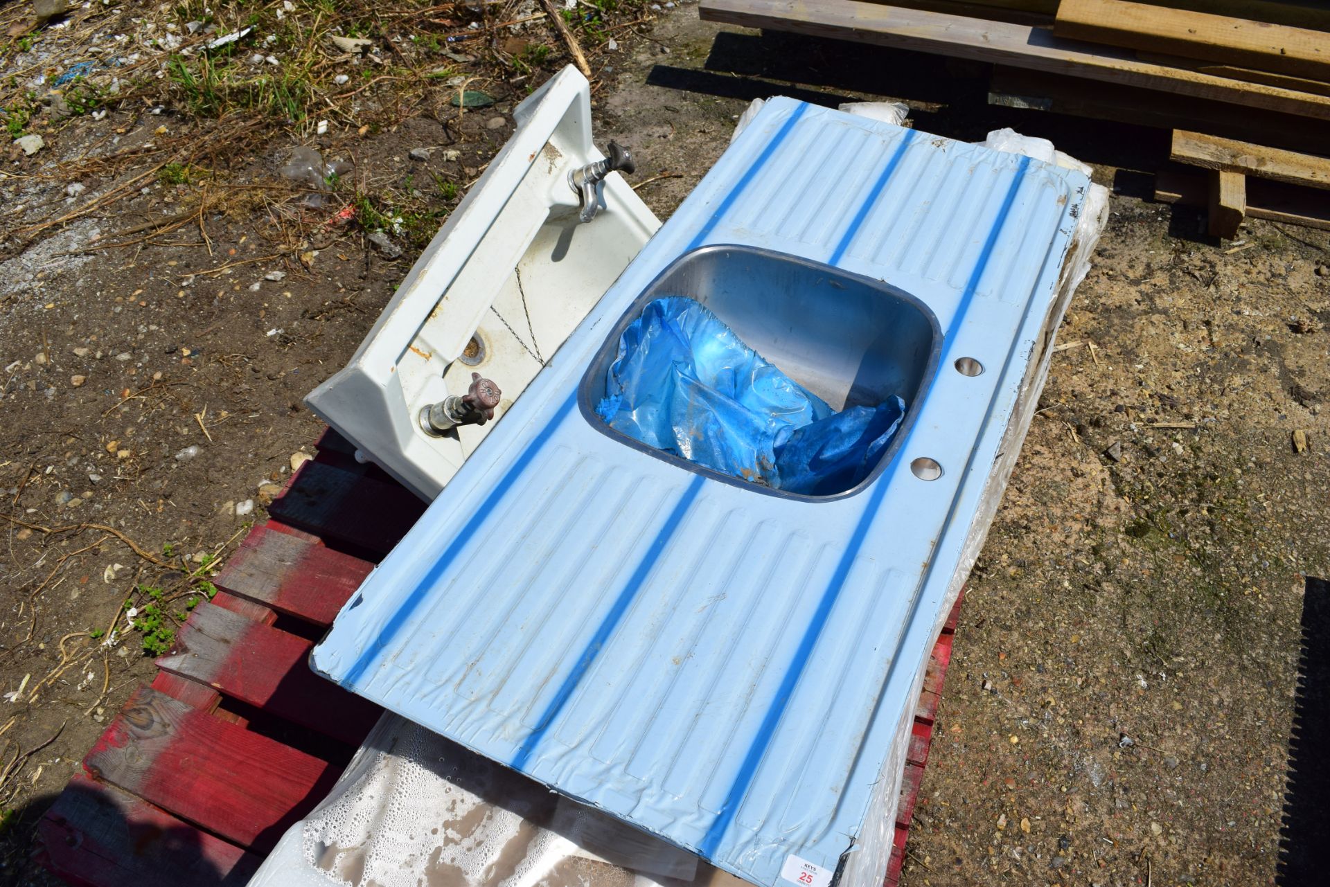 STAINLESS STEEL SINK AND CERAMIC SINK