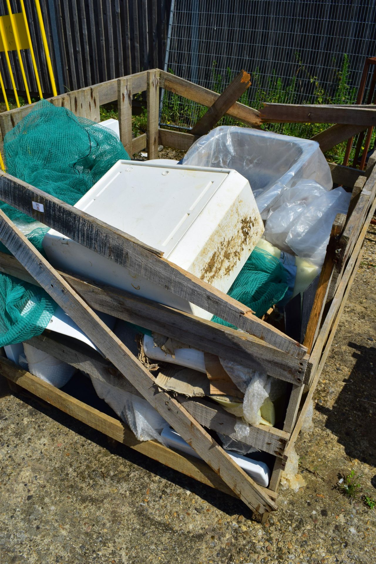 QUANTITY OF SINKS, SHOWER TRAYS AND PEDESTALS