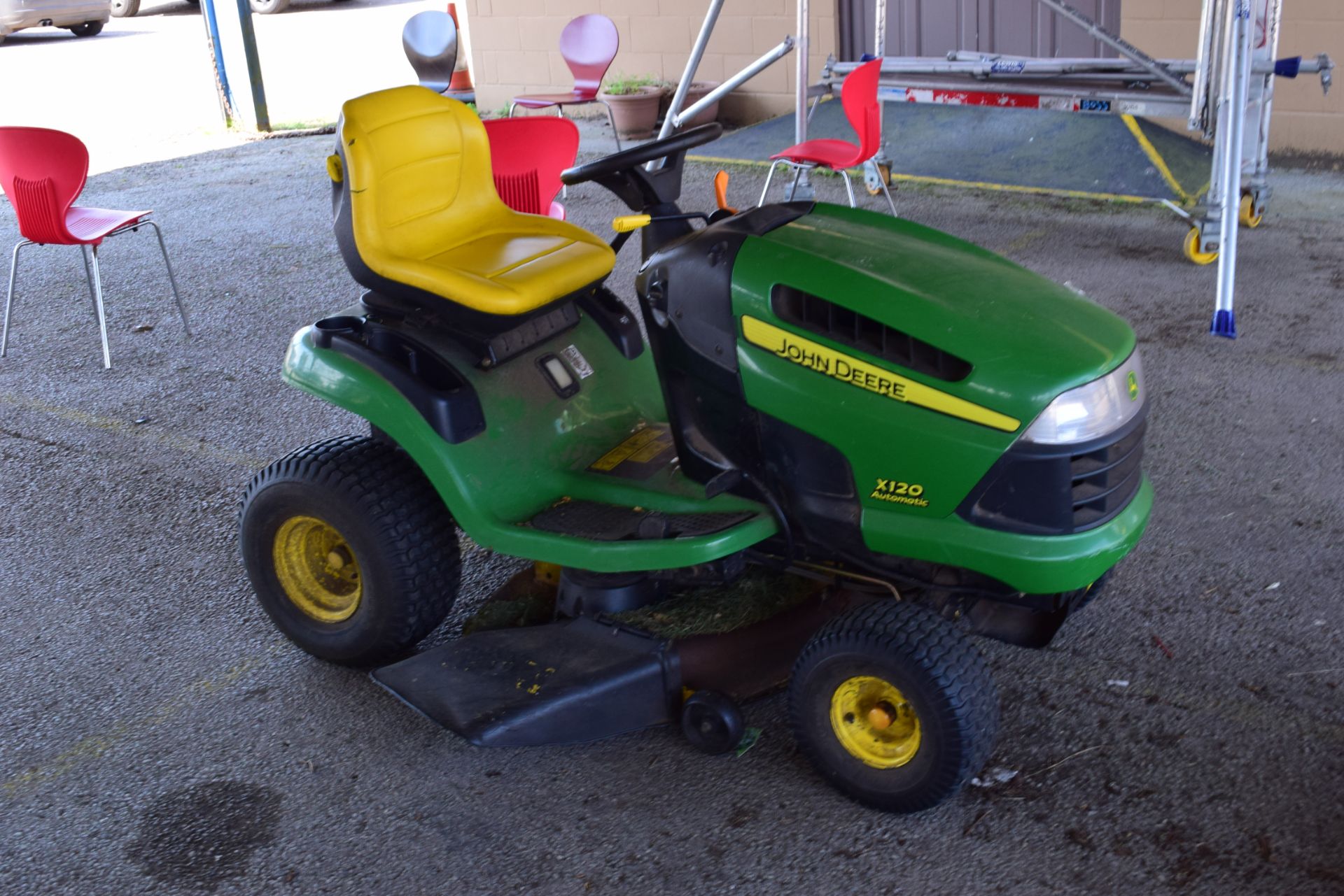 JOHN DEERE X120 AUTOMATIC RIDE-ON LAWN MOWER - Image 3 of 3