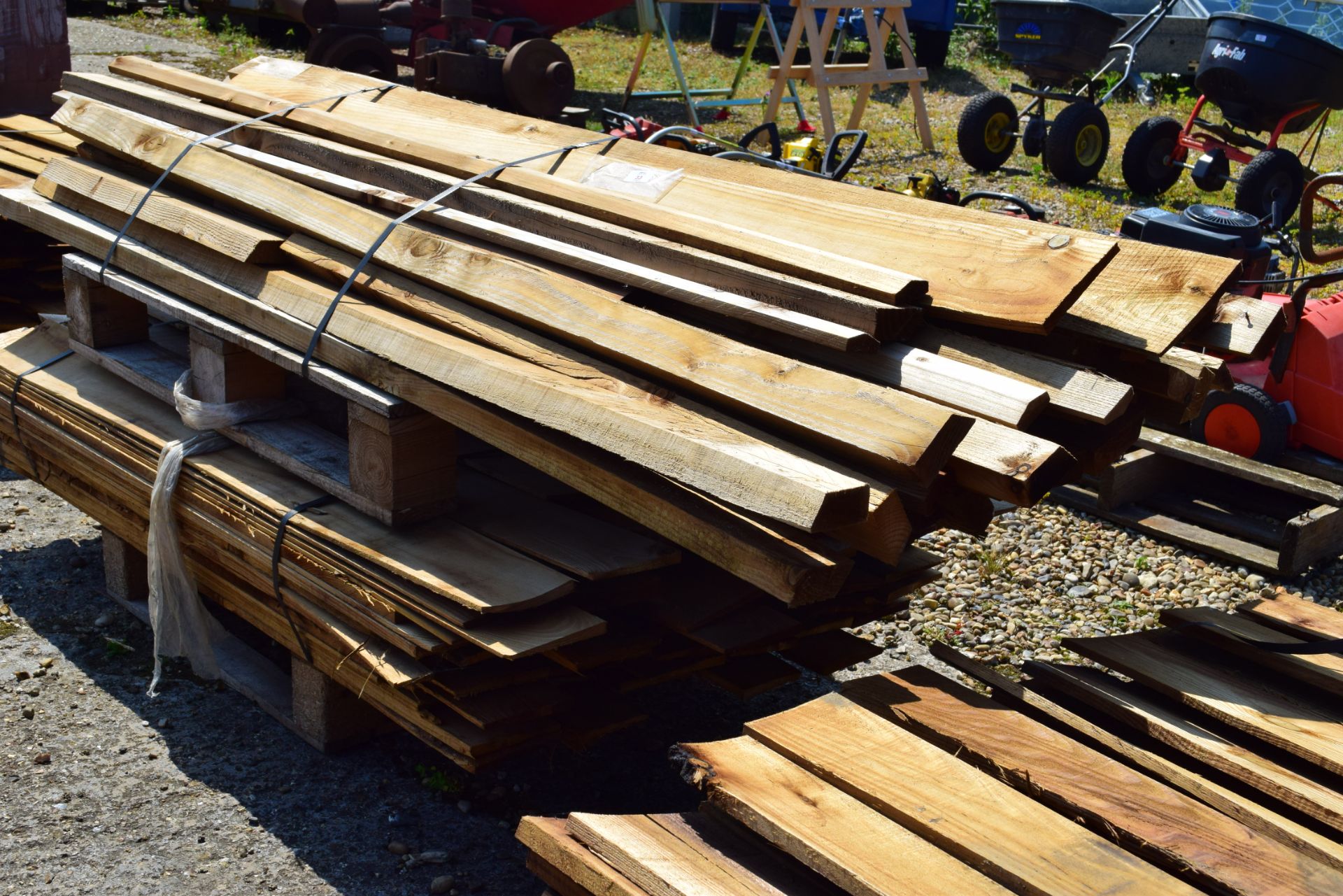 PALLET OF FEATHER EDGE BOARDING, ALSO WITH A SMALL PALLET OF CANT RAILS AND GRAVEL BOARDS - Bild 2 aus 2