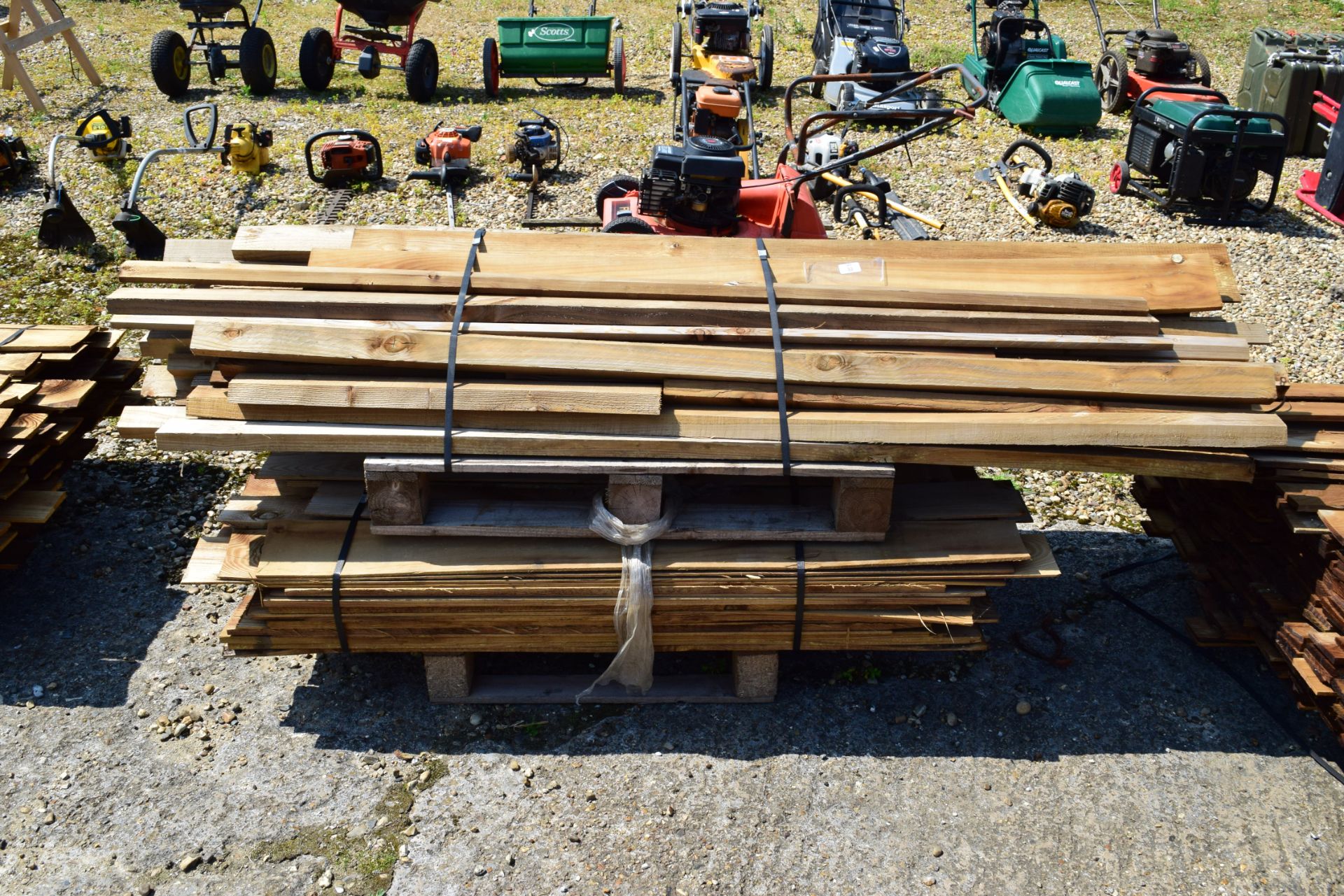 PALLET OF FEATHER EDGE BOARDING, ALSO WITH A SMALL PALLET OF CANT RAILS AND GRAVEL BOARDS