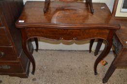 19TH CENTURY FRENCH MAHOGANY FOLDING CARD TABLE WITH BAIZE LINED INTERIOR RAISED ON CABRIOLE LEGS,