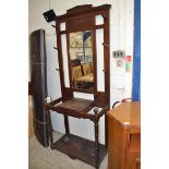 LATE 19TH/EARLY 20TH CENTURY MAHOGANY HALL STAND WITH CENTRAL BEVELLED MIRROR, SUPPORTED ON TURNED