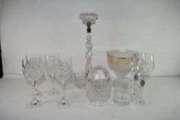 MIXED LOT: VARIOUS DRINKING GLASSES, CLEAR GLASS CENTREPIECE AND A HEAVY CUT LEAD CRYSTAL PEDESTAL