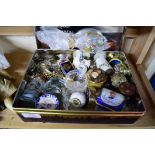 MIXED LOT: VARIOUS MINIATURE VASES TO INCLUDE CLOISONNE, SNUFF BOTTLES, MODERN TRINKET BOXES AND A