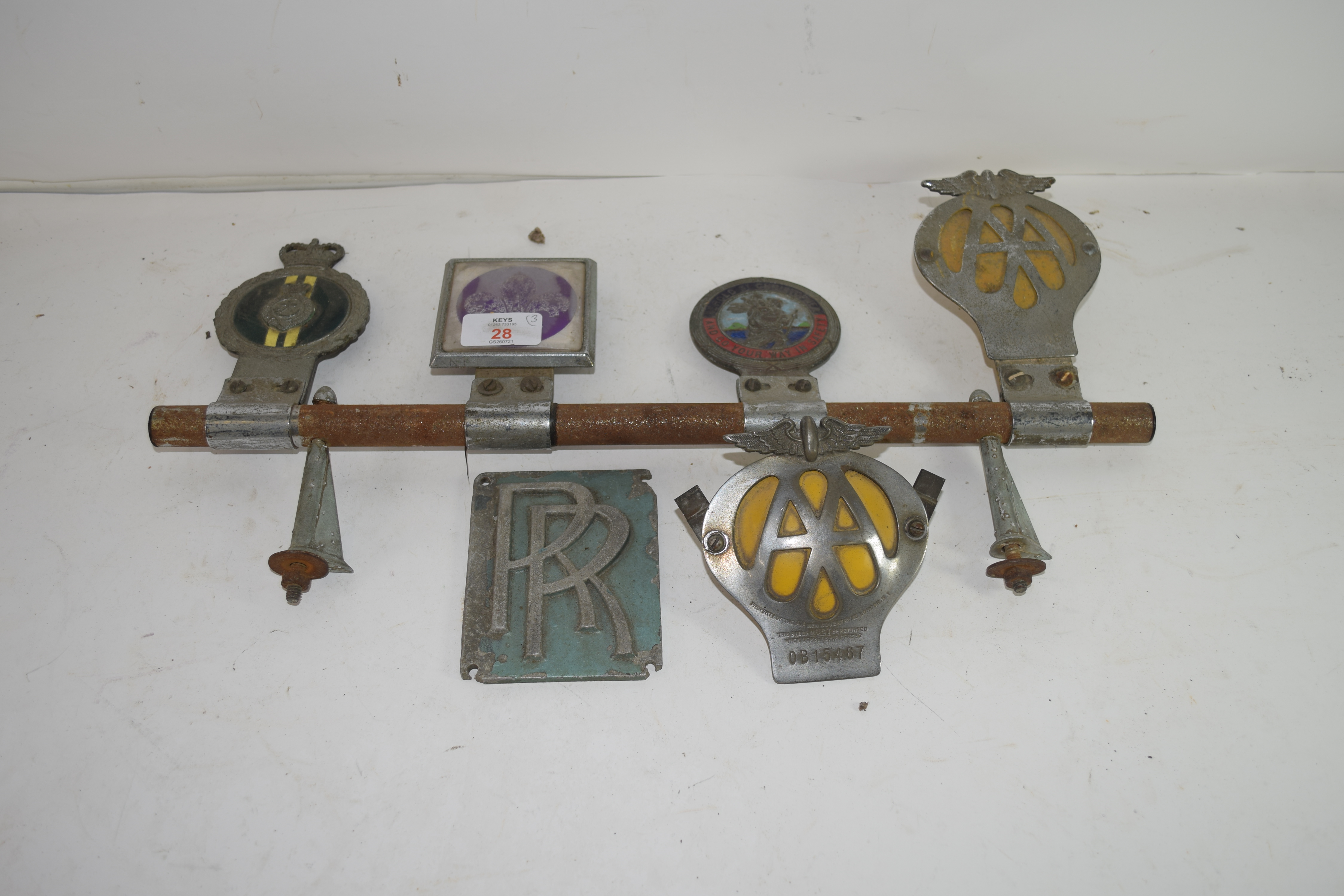 GROUP OF VINTAGE CAR BADGES TO INCLUDE AA, ROLLS ROYCE, ST CHRISTOPHER ETC