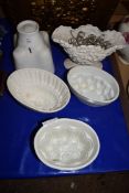 MIXED LOT: FOUR MIXED VINTAGE WHITE CERAMIC JELLY MOULDS AND A FURTHER SILVAC VASE