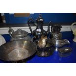 MIXED LOT: VARIOUS METAL WARES COMPRISING SILVER PLATED COFFEE POT, HOT WATER JUG, SILVER PLATED