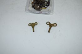 MIXED LOT: VARIOUS VINTAGE CLOCK KEYS