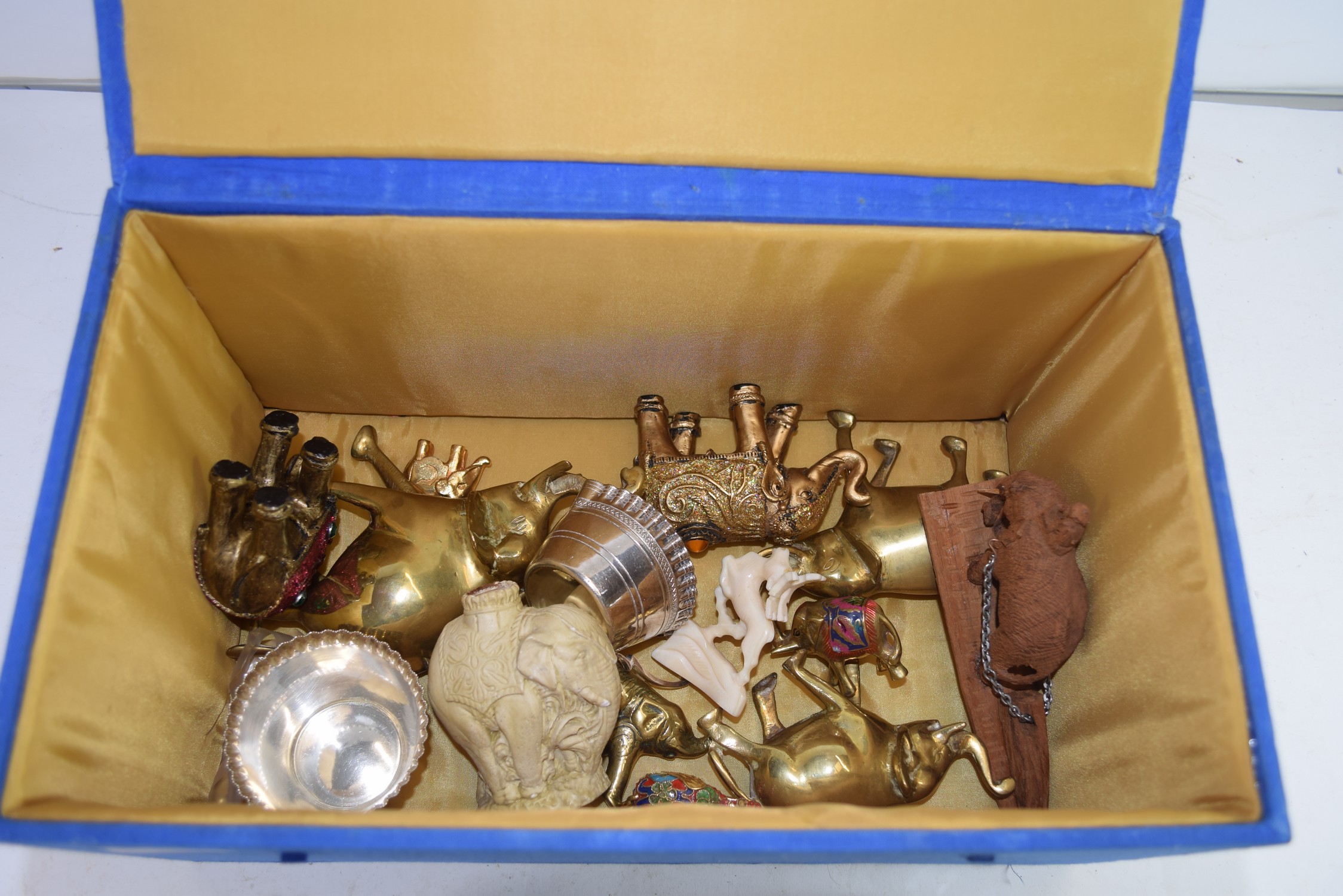 SMALL BOX CONTAINING VARIOUS BRASS, WOODEN AND COMPOSITION MODELS OF ELEPHANTS - Image 2 of 3