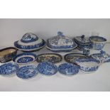 VARIOUS 19TH CENTURY BLUE AND WHITE CHINA WARES TO INCLUDE WILLOW PATTERN TUREEN, SMALL DAVENPORT