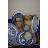 BOX OF MIXED CERAMICS TO INCLUDE VARIOUS PLATES, DECORATED JUGS ETC