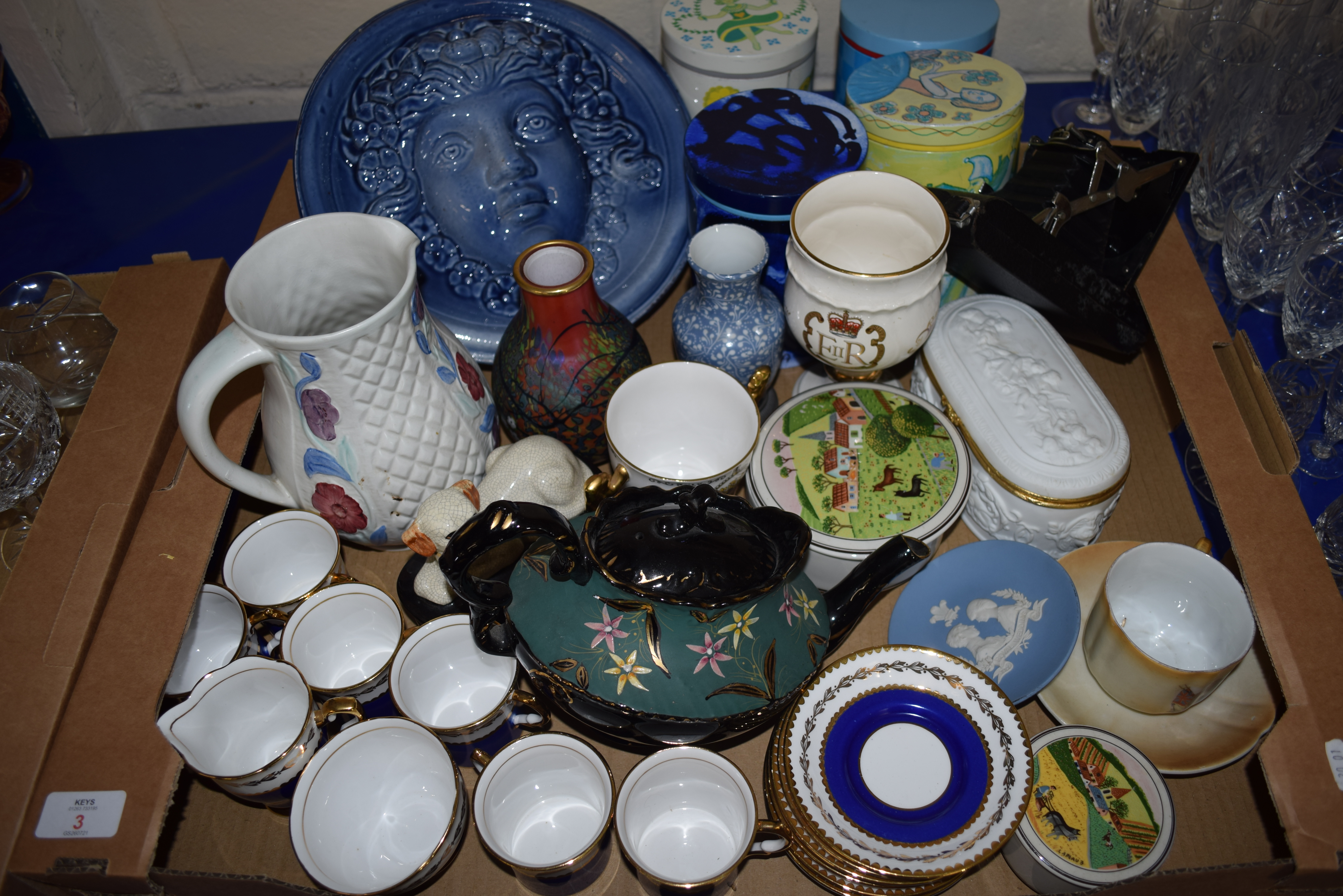 BOX OF VARIOUS CERAMICS TO INCLUDE MODERN LIMOGES PORCELAIN CASKET, VICTORIAN TEA POT, VASES, QTY