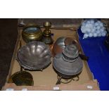 MIXED LOT: VARIOUS METAL WARES TO INCLUDE BRASS CHESTNUT ROASTER, OIL LAMP, SILVER PLATED TABLE