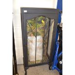 SHABBY CHIC PAINTED DISPLAY CABINET WITH STYLISH PAPER LINED INTERIOR, 56CM WIDE