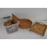 MIXED LOT: VARIOUS TREEN WARES TO INCLUDE SPOONS, ROLLING PASTRY DECORATOR AND WOODEN TRAYS