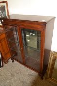 MAHOGANY EFFECT GLAZED DISPLAY CABINET, WIDTH APPROX 91CM