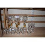 MIXED LOT: VARIOUS DRINKING GLASSES TO INCLUDE A SET OF SIX CLEAR AND AMBER GLASS FLUTED WINES